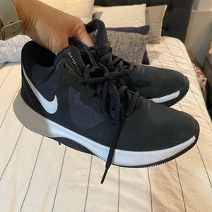 Women’s Nike size 6 court shoe air precision